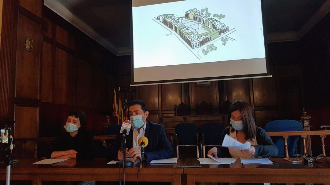 María Baca, edil de Vivienda; Antonio Francés, alcalde de Alcoy y Lorena Zamorano, edil de Urbanismo explicando esta mañana el proyecto de Ecobarrio en el Partidor que ha recibido la subvención de la Generalitat y el Estado.