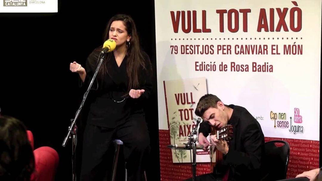 Rosalia cantant &quot;Palabras para Julia&quot; a la presentació del llibre &quot;Vull tot això&quot; amb el guitarrista Marc López. Any 2016.