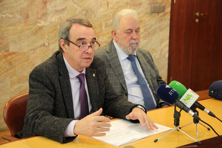 El cònsol de la capital amb l'advocat de la corporació expliquen els detalls de la darrera sentència contra el Comú per l'aplicació del complement del GADA.