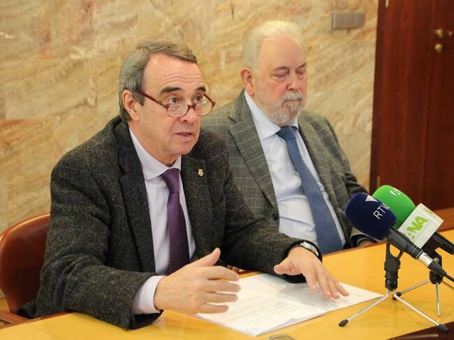 El cònsol de la capital amb l'advocat de la corporació expliquen els detalls de la darrera sentència contra el Comú per l'aplicació del complement del GADA.
