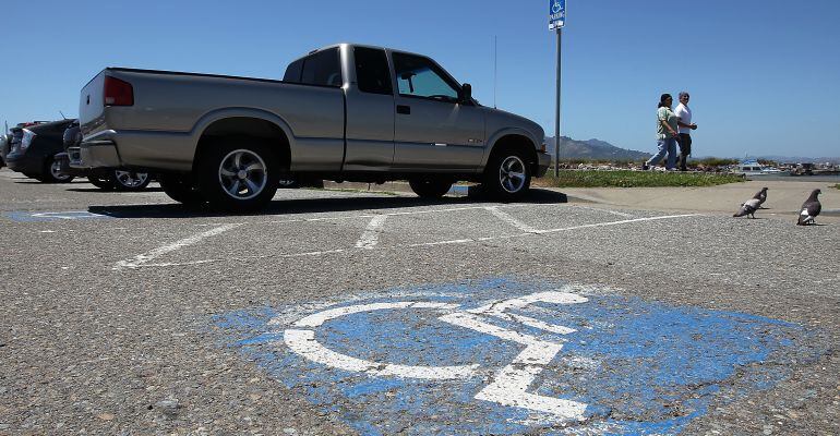 La asociación quiere concienciar sobre el uso de las plazas reservadas