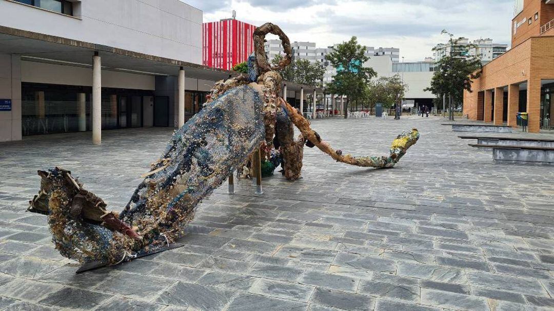 Calamar gigante realizado con basura del mar 