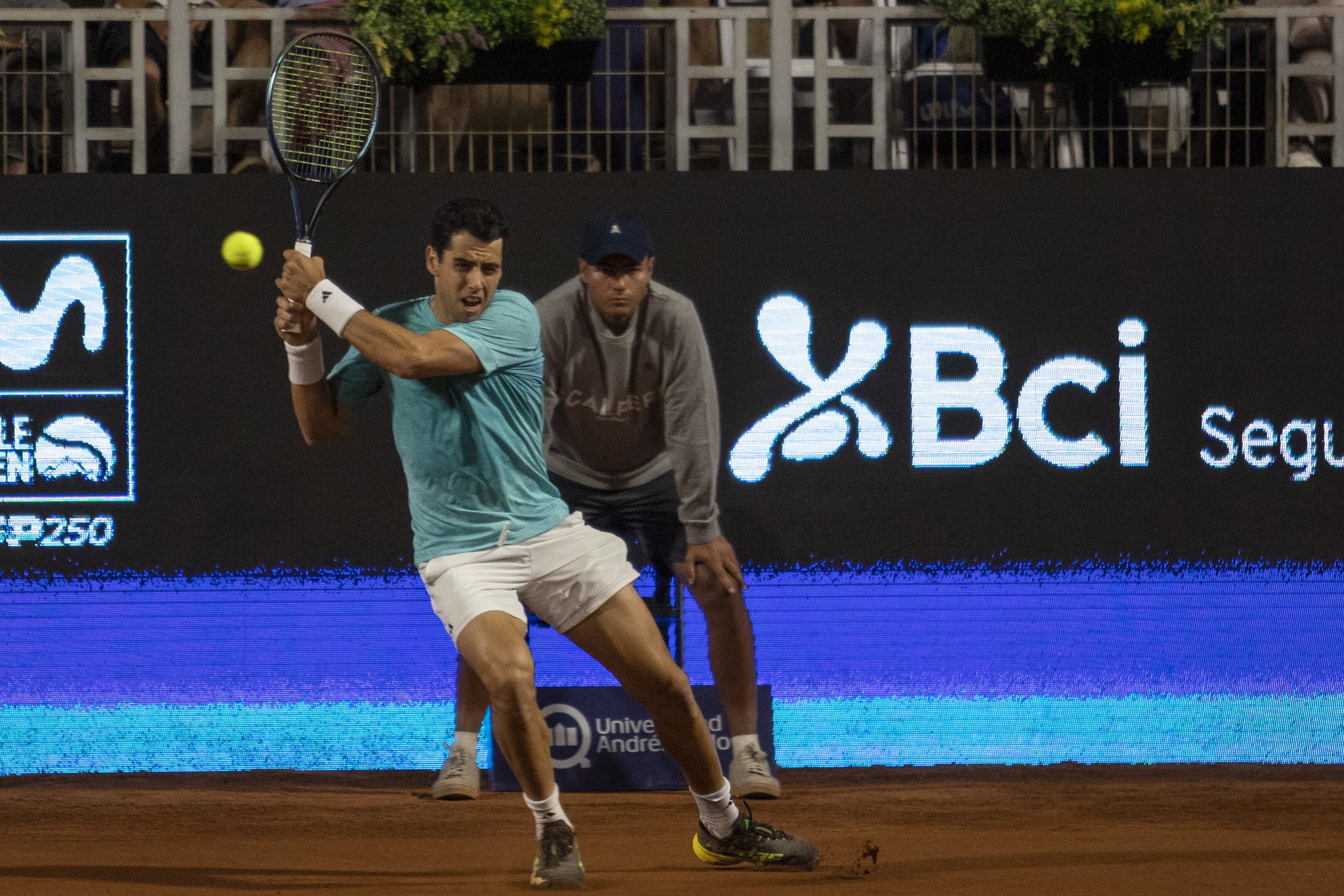 AME8435. SANTIAGO (CHILE), 28/02/2023.- Fotografía cedida por el Chile Open del tenista español Jaume Munar durante un partido contra el chileno Alejandro Tabilo, el 27 de febrero de 2023, en el Master 250 de Santiago, en el estadio San Carlos de Apoquindo en Santiago (Chile). El defensor del título, el español Pedro Martínez (117 del mundo) y el ex número uno de Chile, Alejandro Tabilo (186) se convirtieron en las primeras sorpresas del master 250 de Santiago al caer eliminados en primera ronda. Tabilo cayó ante el español Jaume Munar (66) por 6-0, 6-7 y 7-6 en un duro partido, confirmando así su mala racha de juego que le ha llevado a salir del top 100. EFE/ Chile Open SÓLO USO EDITORIAL/SÓLO DISPONIBLE PARA ILUSTRAR LA NOTICIA QUE ACOMPAÑA (CRÉDITO OBLIGATORIO)
