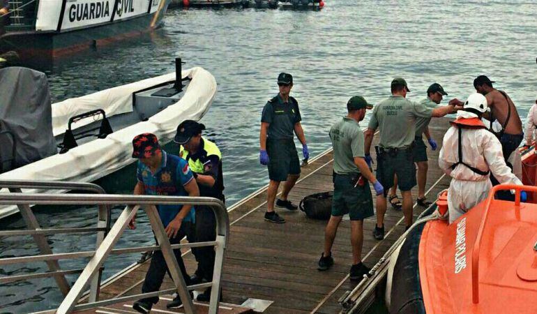Momento en que los ocho inmigrantes de la patera llegan al Puerto de Alicante