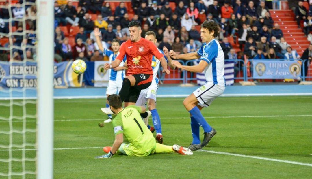 Falcón y Miranda intentan frenar al delantero de La Nucia