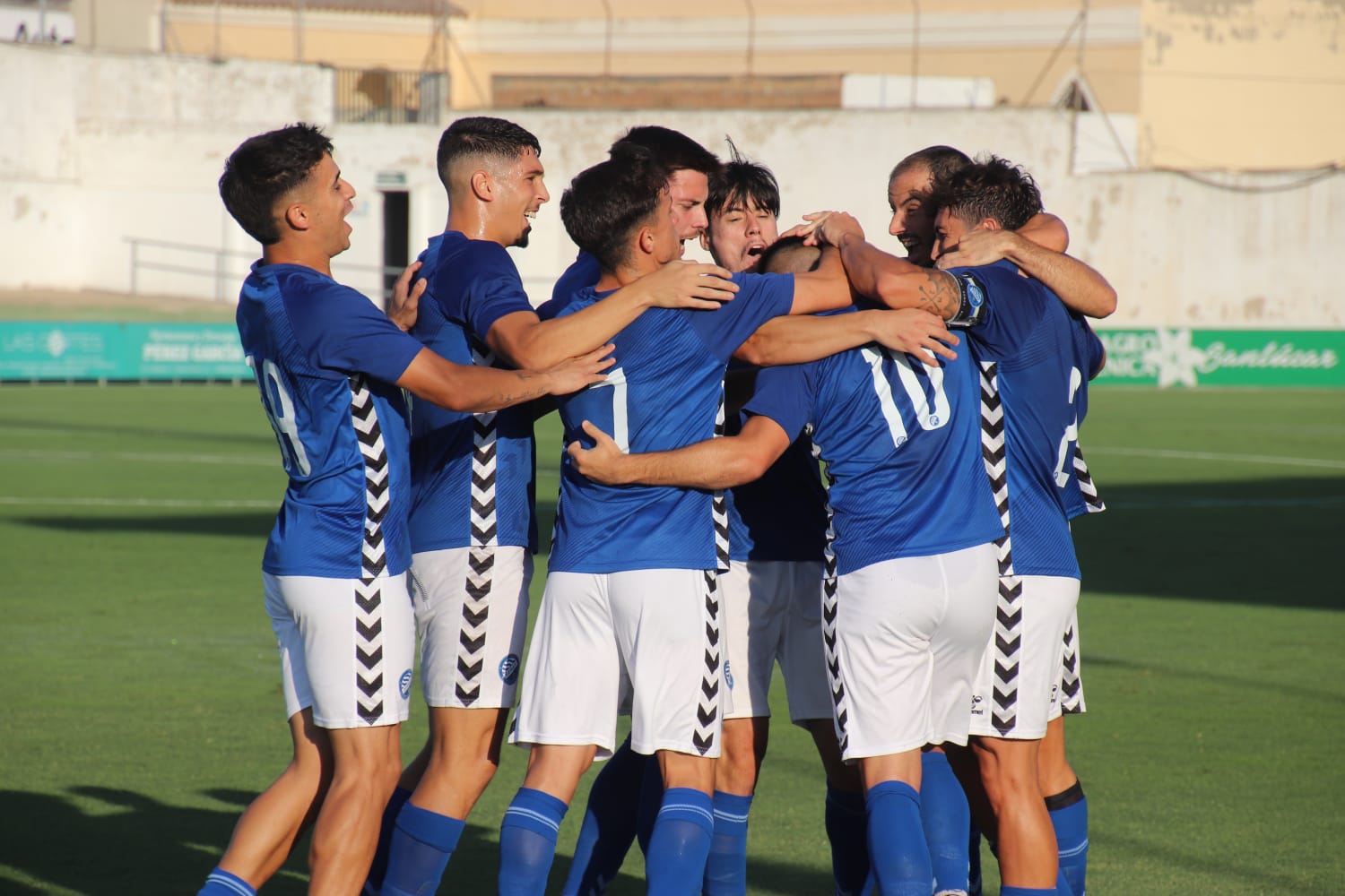 Celebración del primer gol del Xerez DFC ante el Atlético Sanluqueño en un partido de pretemporada