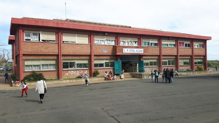 Estado actual de la fachada principal del colegio público Vital Alsar.