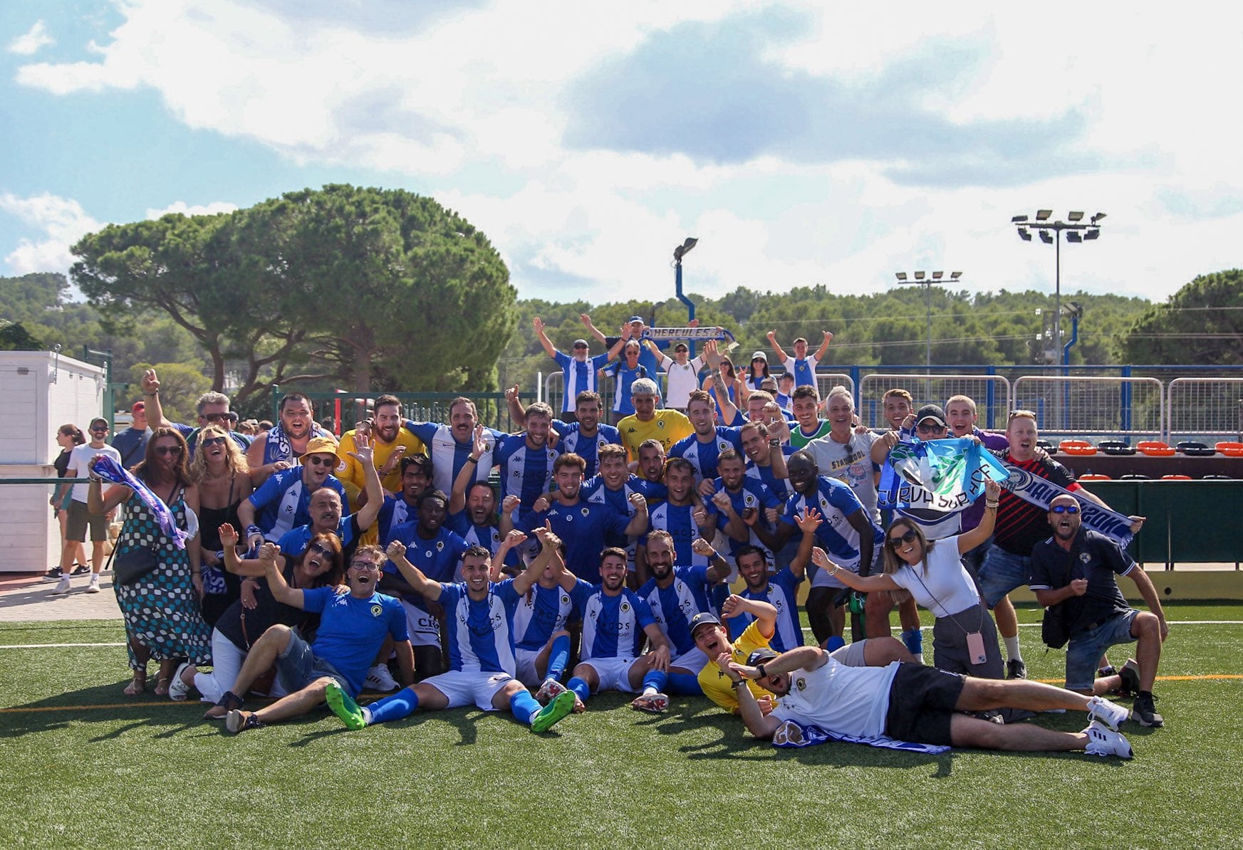 Los Jugadores del Hércules celebran la quinta victoria frente a la Penya Independent junto a los aficionados