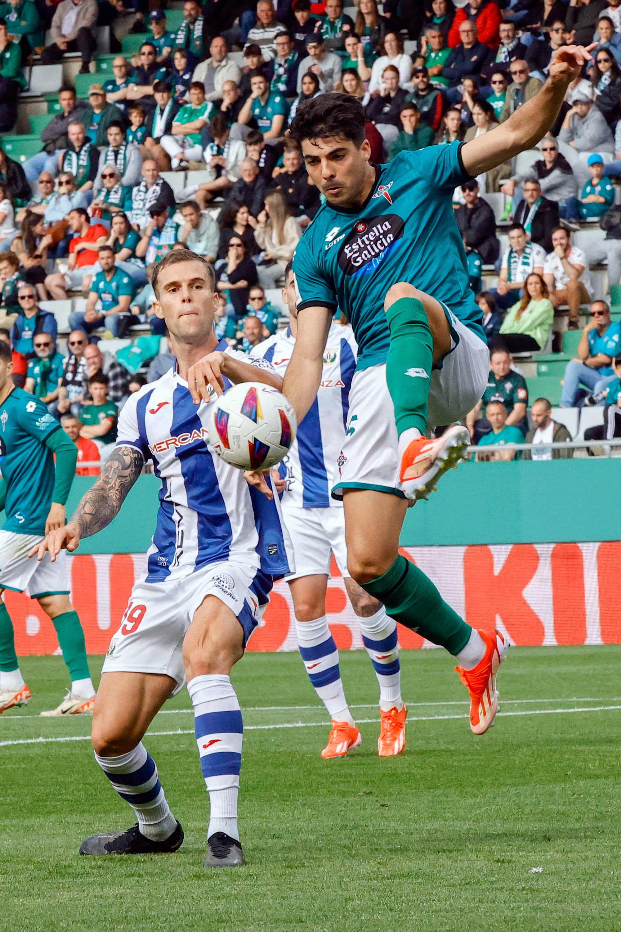 FERROL, 26/05/2024.- El defensa del Racing de Ferrol Enrique Clemente (d) despeja un balón junto a Diego García, del Leganés, durante el encuentro de la jornada 41 de LaLiga Hypermotion que Racing de Ferrol y Leganés disputan hoy domingo en el estadio de A Malata, en Ferrol. EFE/kiko delgado
