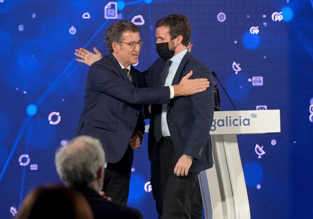 El presidente del Partido Popular, Pablo Casado (d) y el presidente de la Xunta de Galicia, Alberto Núñez Feijóo (sin mascarilla), durante el acto sobre economía y fondos europeos. 