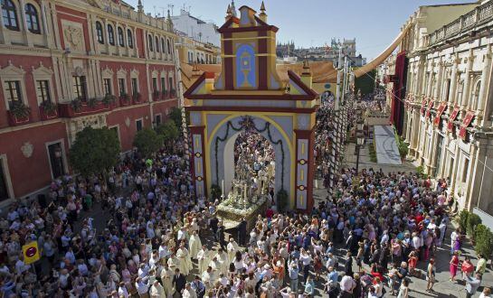 La procesión del Corpus Christi deja atrás la catedral de Sevilla para recorrer las calles del centro de la ciudad, cubiertas de plantas aromáticas y jalonadas por pequeños altares.