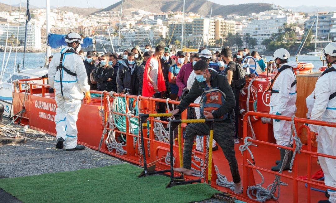 Imagen de archivo de trabajadores de Cruz Roja ayudando en el muelle de Arguineguín a trasladar a migrantes que han sido interceptados en aguas canarias