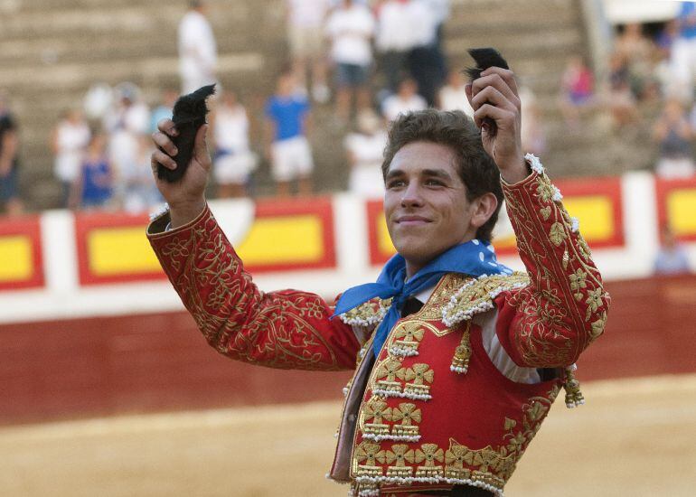 El diestro Andrés Roca Rey da la vuelta al ruedo con las dos orejas conseguidas en Ejea de los Caballeros