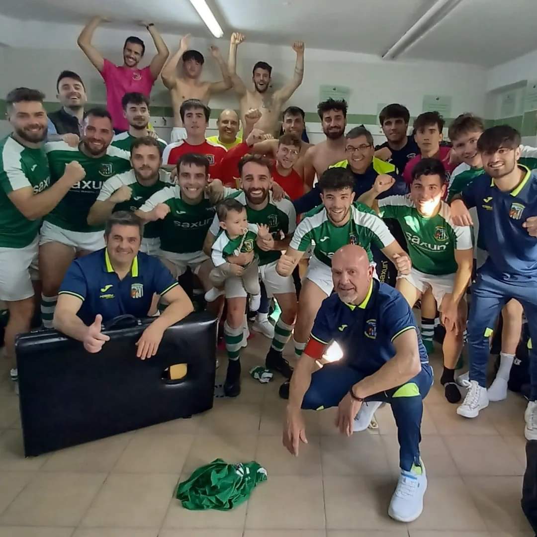 El equipo celebra la victoria