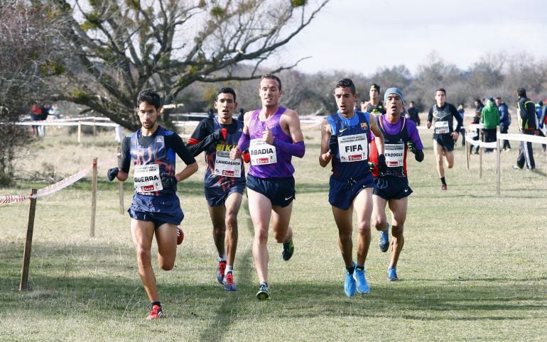 El Segoviano Javi Guerra tira del grupo de españoles en la última edición del Cross de Soria.