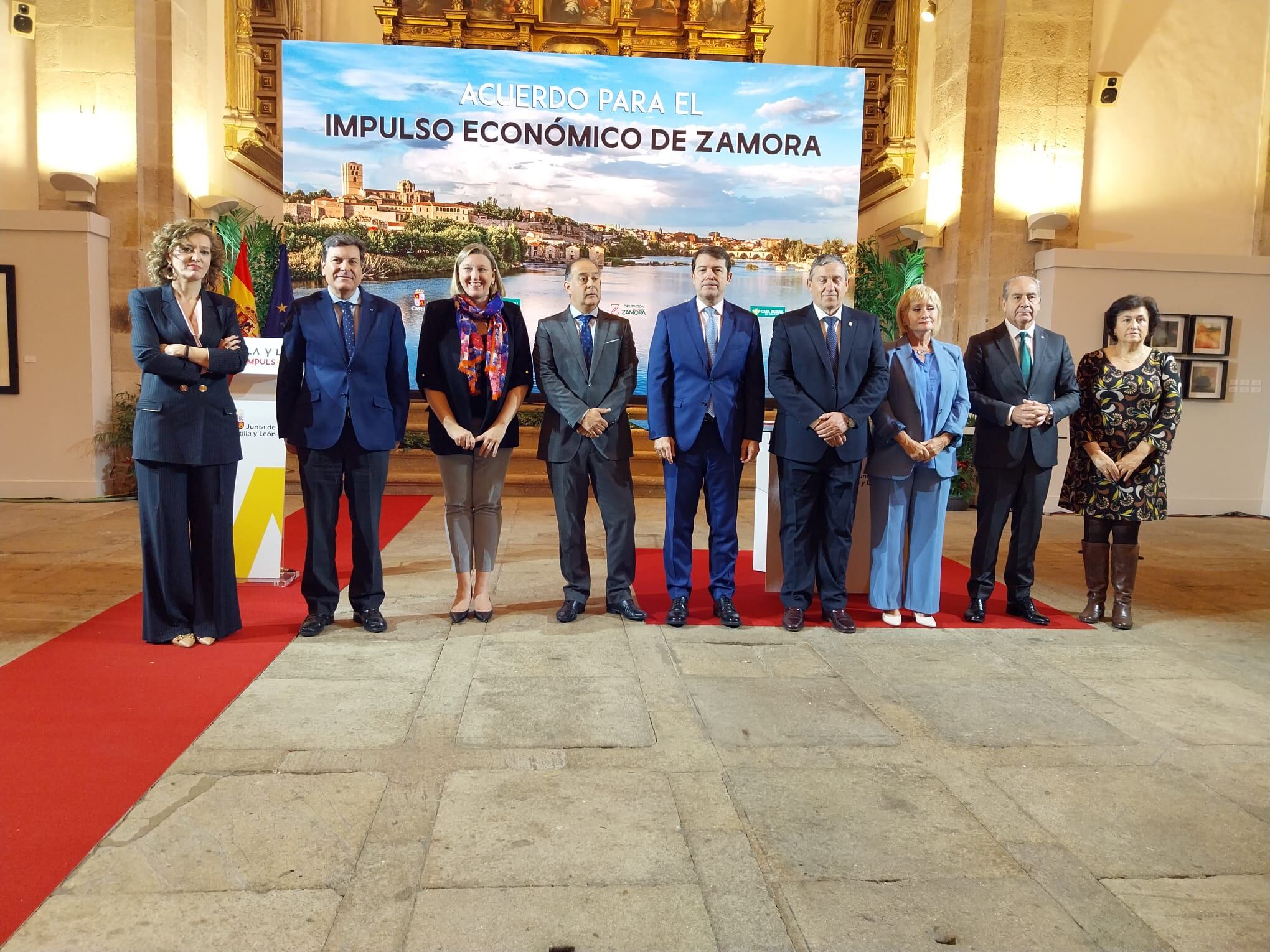 El Presidente de la Junta de CyL, Alfonso Fernández Mañueco acompañado por autoridades regionales y provinciales y por el Director General de Caja Rural, Cipriano García, en la firma del protocolo