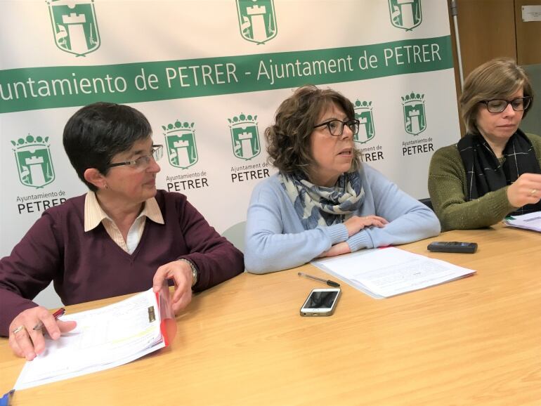 M.ª Salud Sánchez, concejala responsable del área de Comercio y Consumo, junto a las técnicos Carmen Cervantes y Raquel Oriente, durante la presenatción de la Memoria anual de consultas atendidas en la OMIC