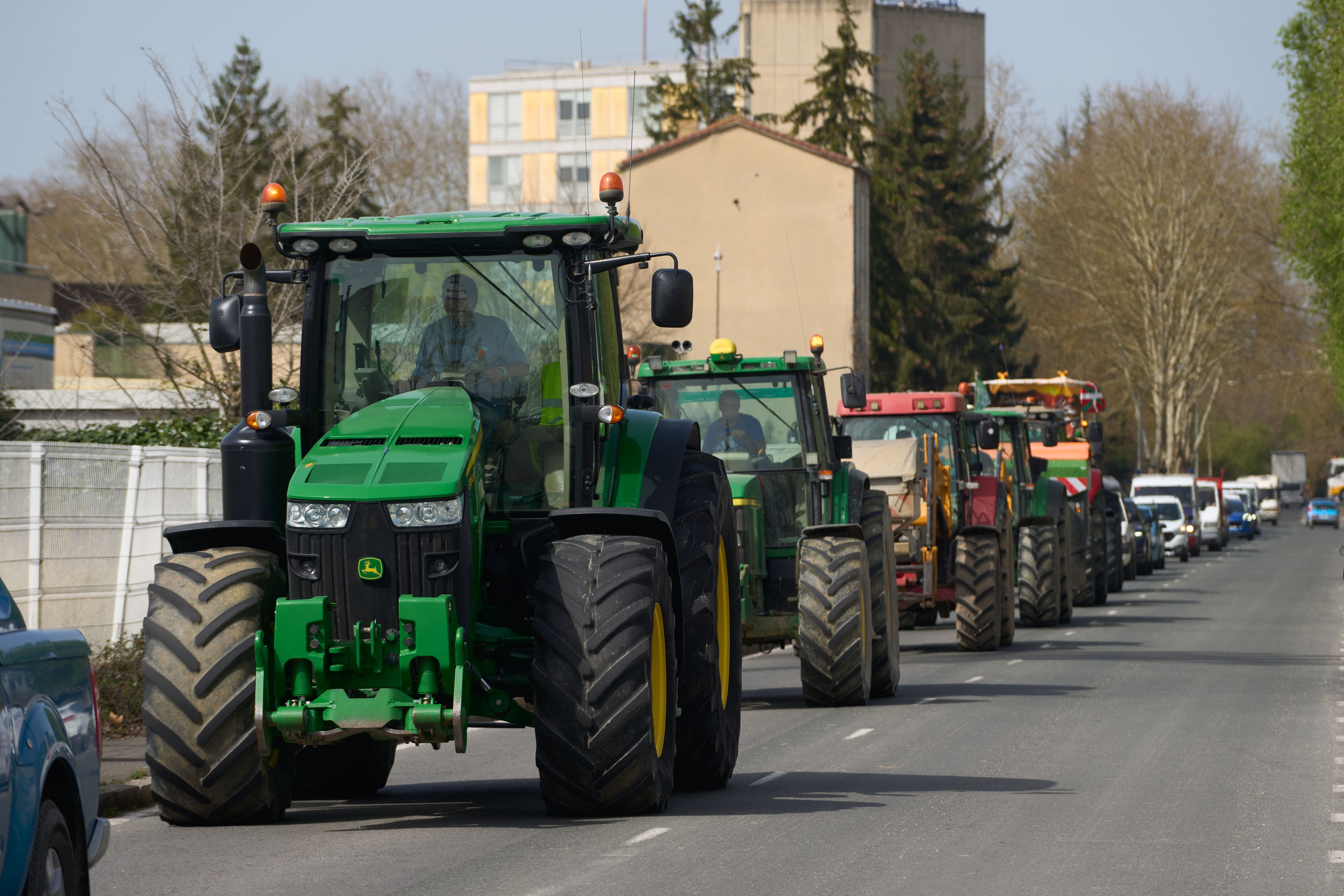 VITORIA, 20/03/2024.- Agricultores alaveses convocados por el sindicatos UAGA, han realizado este miércoles una marcha desde Vitoria hasta la sede de la empresa Solaria en el Parque tecnológico de Álava. En la imagen, los tractores obstaculizan el trafico en una de las salida de la capital alavesa. EFE/ADRIAN RUIZ HIERRO
