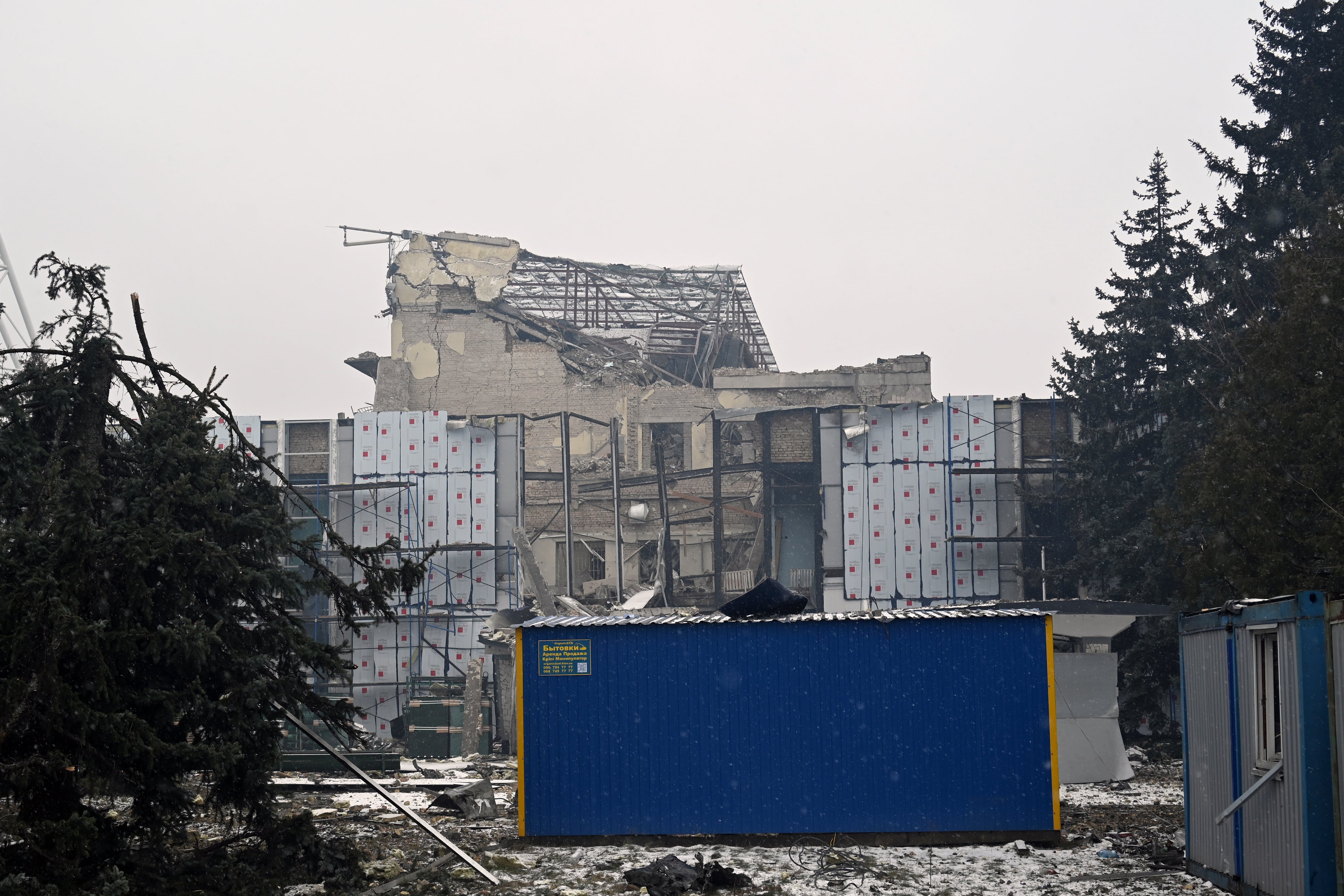 KIEV (UCRANIA), 02/03/2022.- Vista del estado de un edificio destruido tras el bombardeo ruso a la torre de televisión de Kiev (Ucrania). EFE/ Ignacio Ortega
