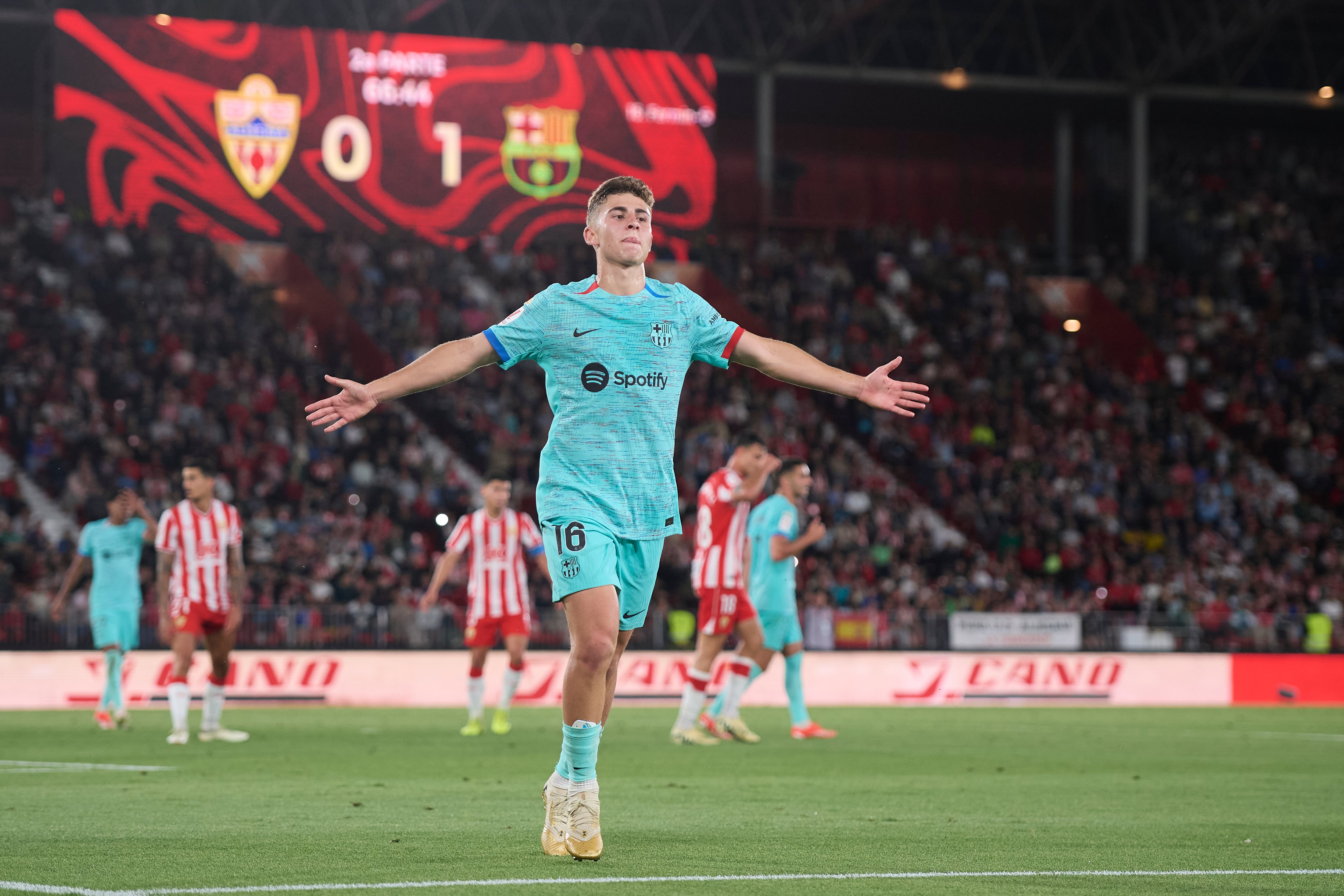 Fermín López celebra su doblete ante el Almería