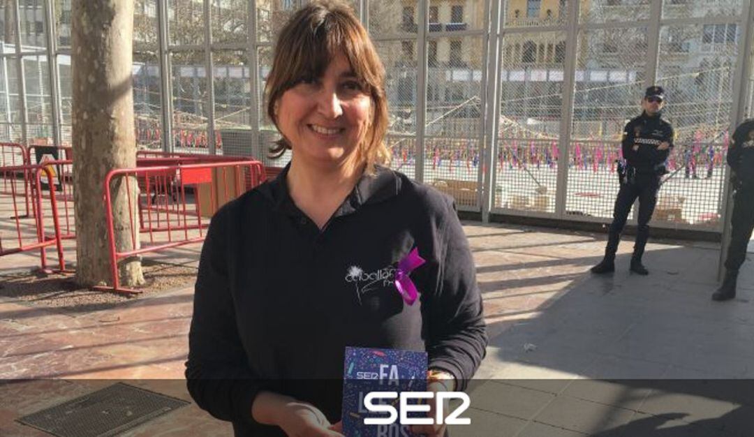 María José Lora, en uno de sus últimos disparos de mascletà en la plaza del Ayuntamiento