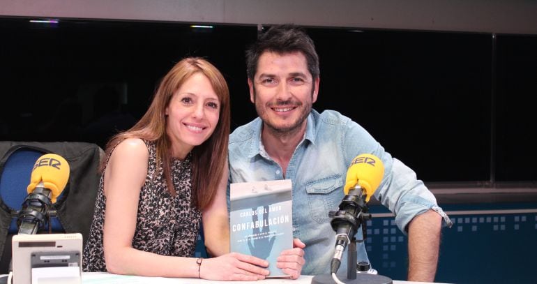 El periodista, Carlos del Amor, junto a Macarena Berlín en &#039;La banda sonora&#039; de &#039;Hoy por hoy&#039;.