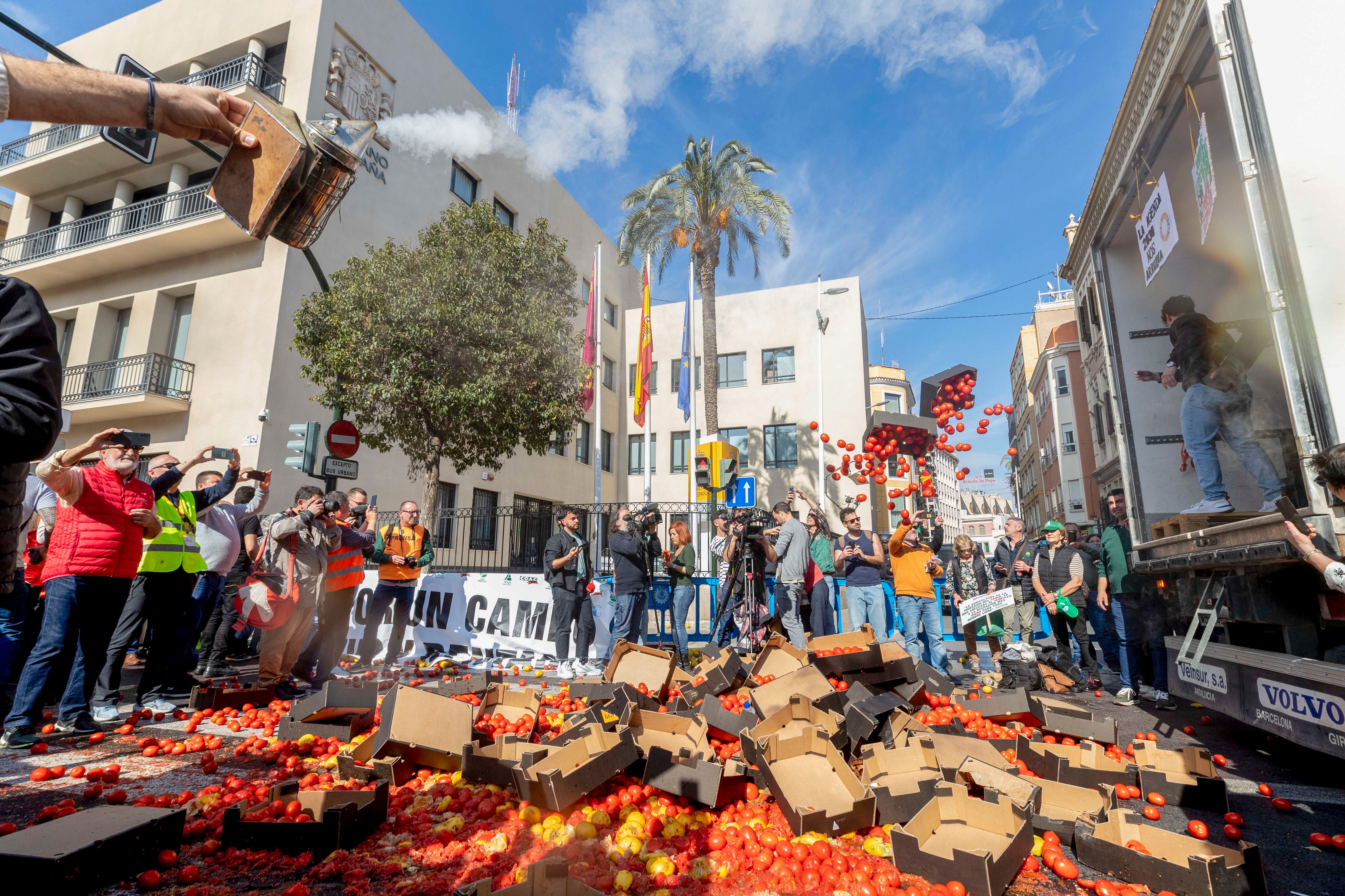 MURCIA, 21/02/2024.- Decenas de agricultores se han congregado este miércoles en Murcia capital, a los que pasadas las 13 horas se les han unido centenares de tractores, camiones y vehículos agrícolas para exigir mejoras en las condiciones para el sector en el marco de las protestas convocadas por las organizaciones COAG, UPA y ASAJA. EFE/ Marcial Guillén
