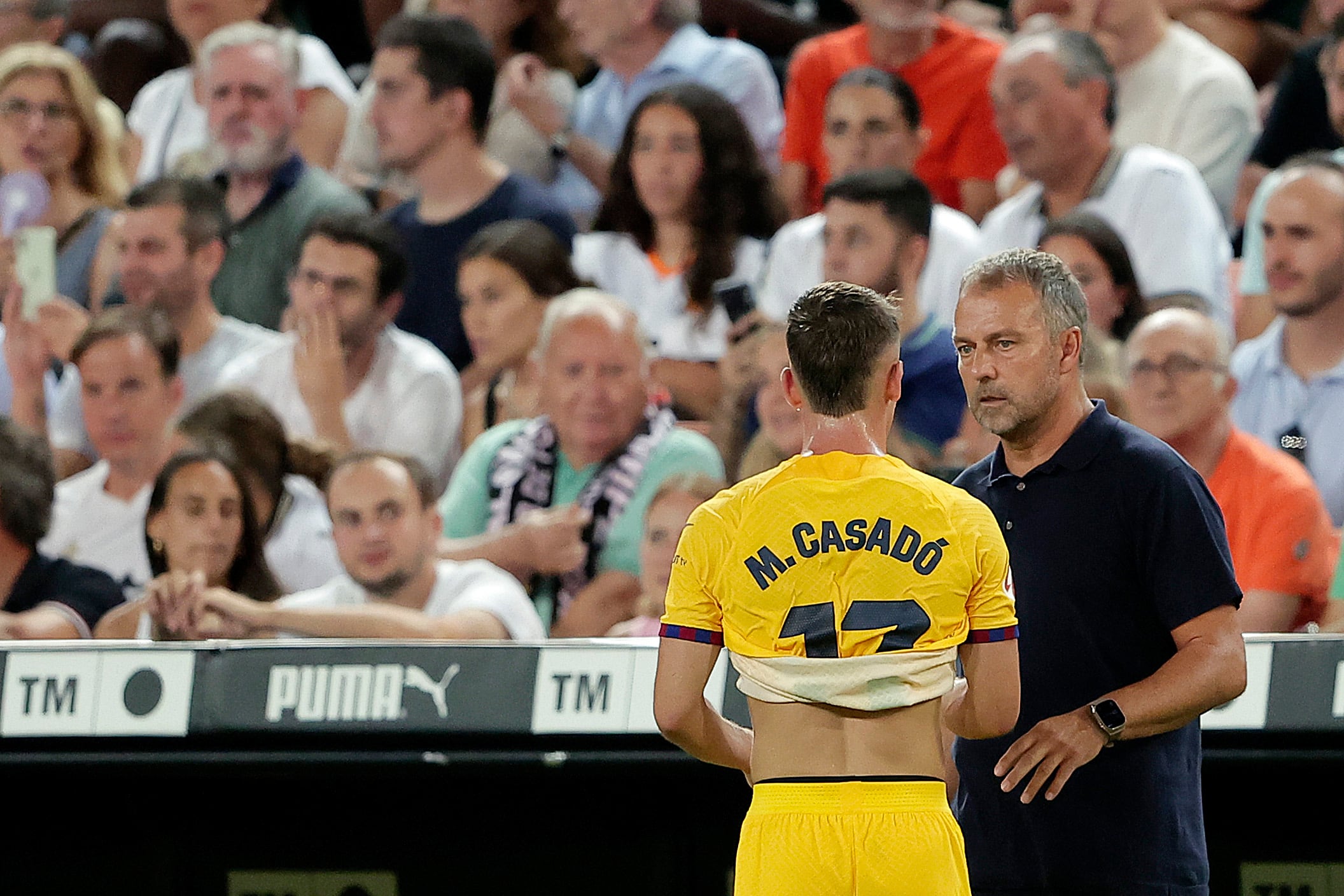 Marc Casadó y Hansi Flick, en el Valencia - FC Barcelona de esta temporada