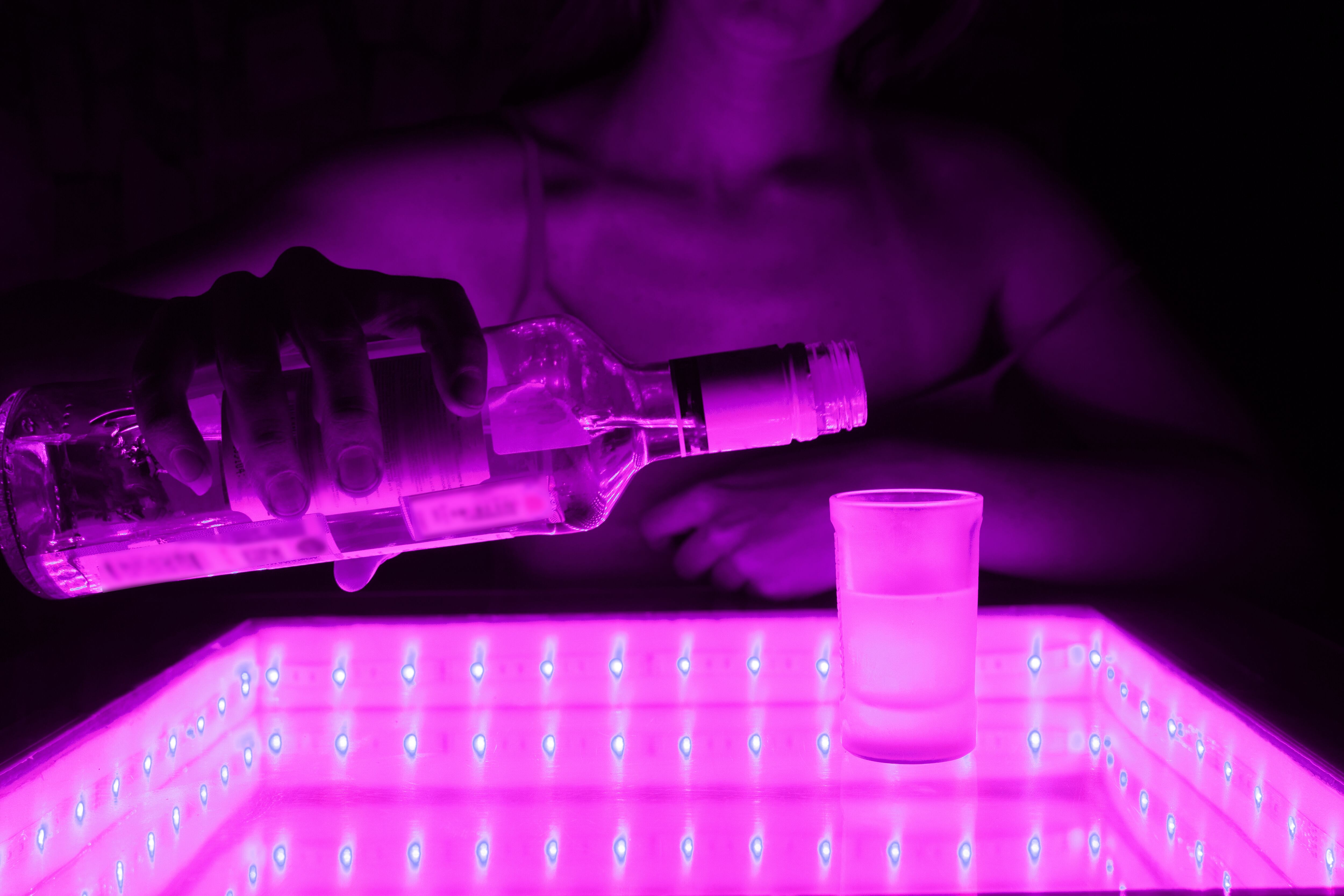 Imagen de archivo de una camarera sirviendo un chupito en un local nocturno