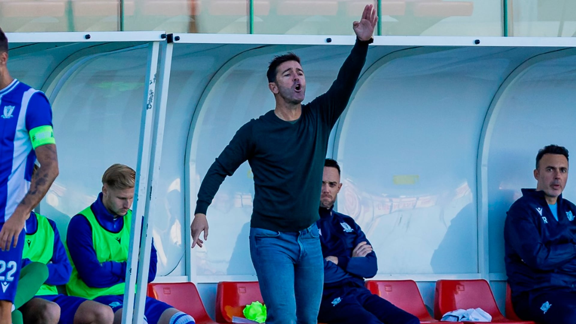 Abraham Paz dirigiendo un partido del St. Joseph&#039;s