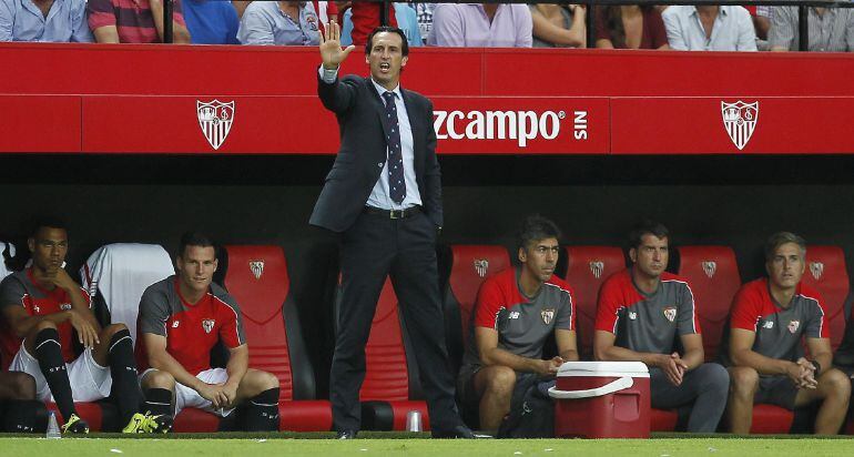 GRA283. SEVILLA. 30/08/2015.- El entrenador del Sevilla FC Unai Emery durante el partido de la segunda jornada de Liga en Primera División que Sevilla FC y Atlético de Madrid disputan hoy en el estadio Ramón Sánchez Pizjuán, en Sevilla. EFE/José Manuel Vidal