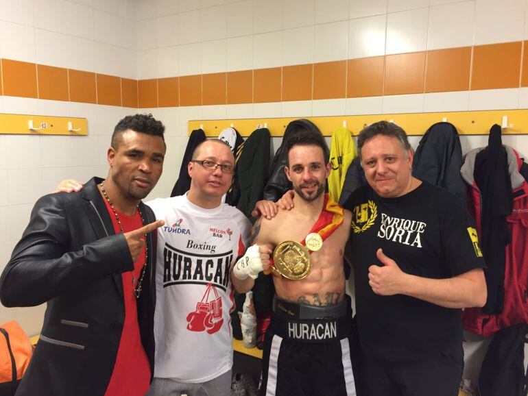 Saúl Tejada luce el cinturón de campeón junto a su equipo