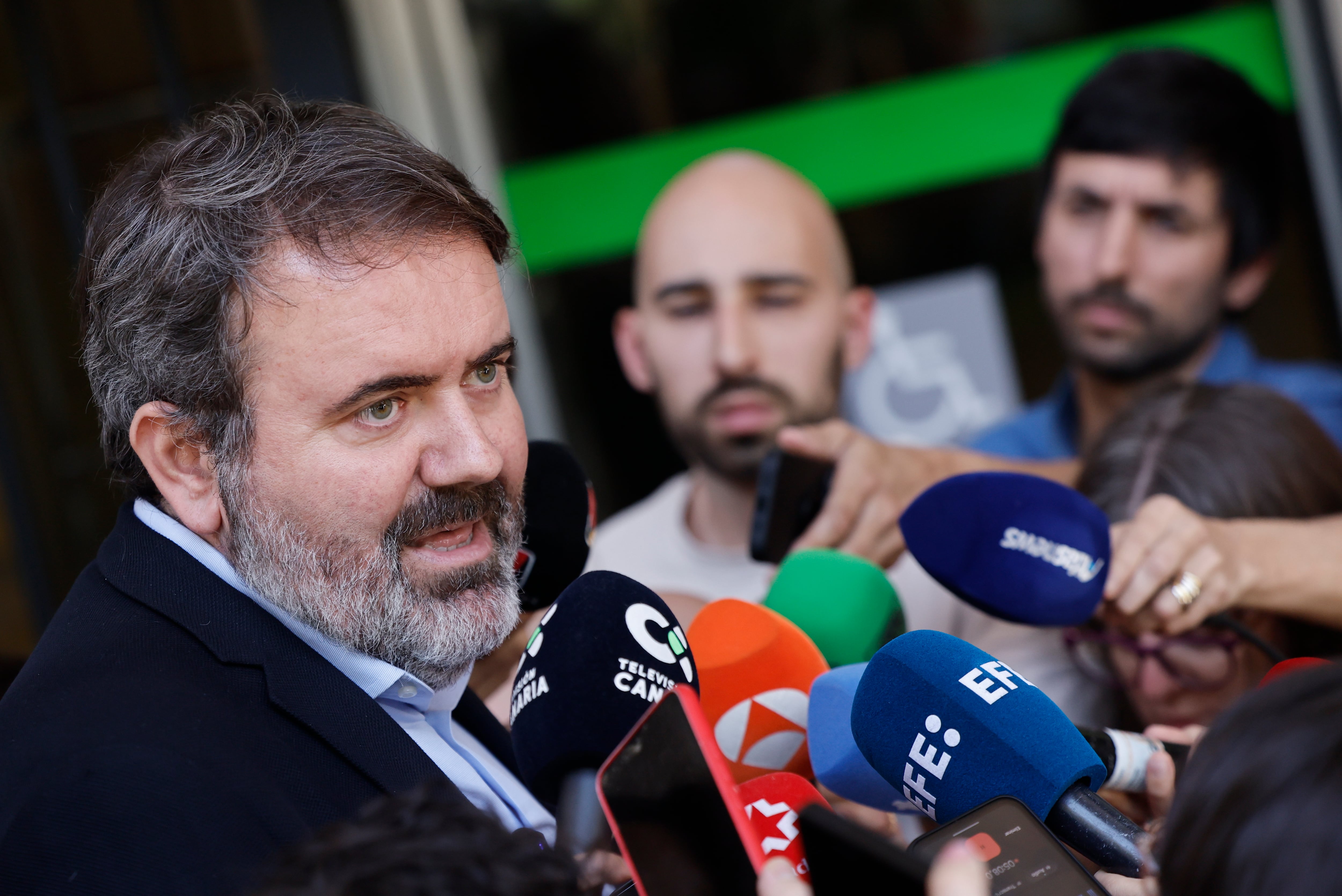 MADRID, 28/05/2025.- El secretario de Estado de Juventud e Infancia, Rubén Pérez Correa atiende a la prensa a su salida de la reunión de la Comisión Sectorial de Infancia y Adolescencia sobre el mecanismo de reubicación obligatorio de menores migrantes no acompañados, este miércoles en Madrid. EFE/ Sergio Perez
