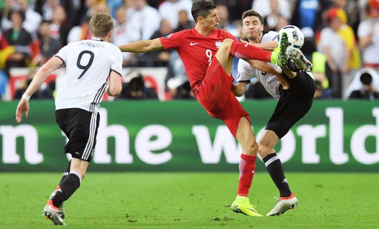 Robert Lewandowski, defendido por dos jugadores alemanes en el Alemania 0 - Polonia 0 de la Eurocopa 2016.