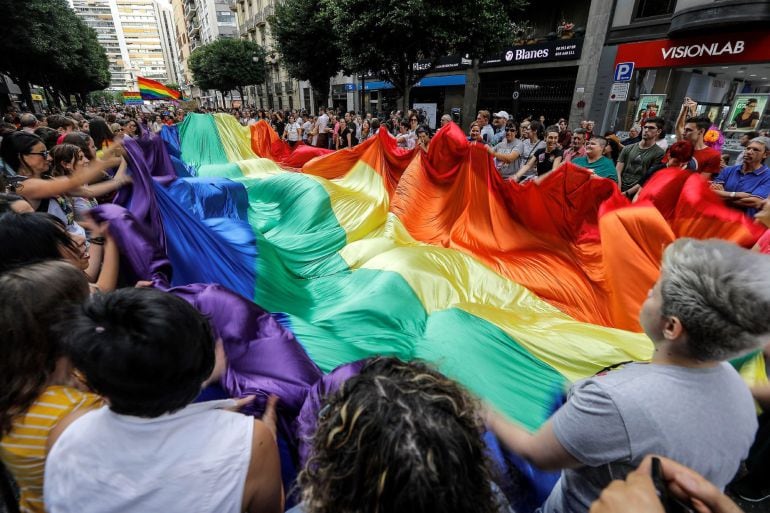 Varios miles de personas participan en una manifestación del Orgullo LGBTI