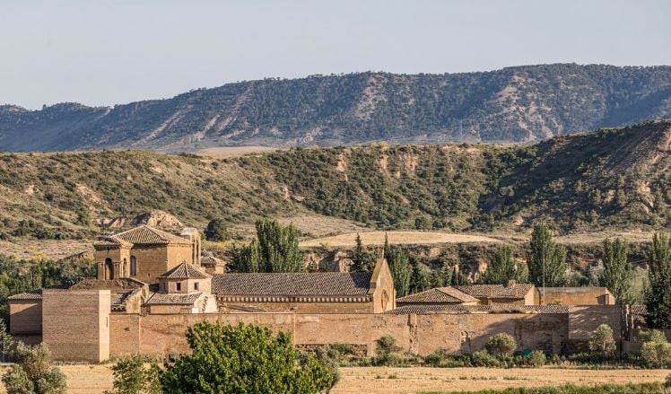 Vista del Monasterio de Sijena en la distancia