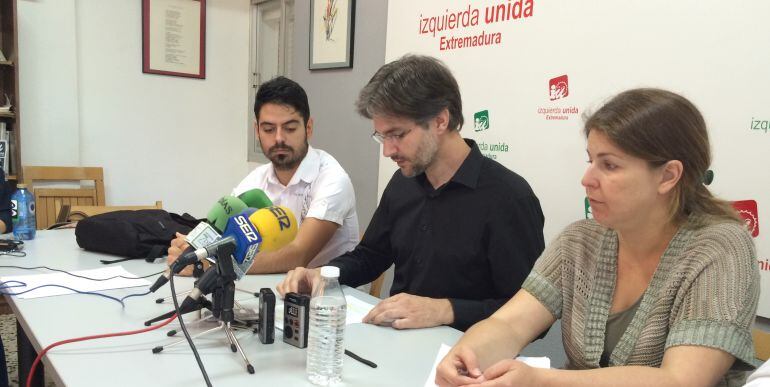 José Francisco Blanco, coordinador local de IU-Mérida, junto con la junta directiva del partido