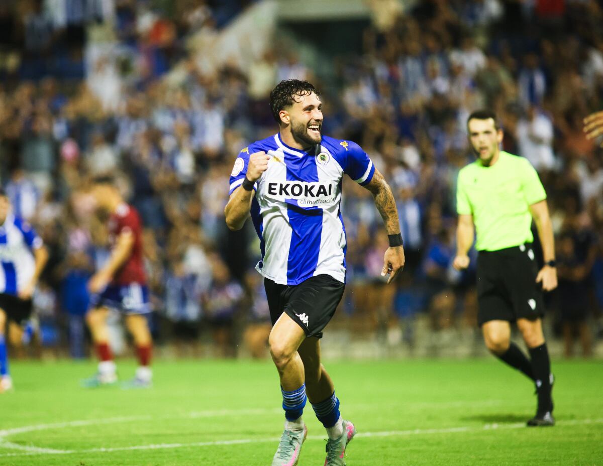 Samu Vázquez celebra su gol ante la SD Tarazona