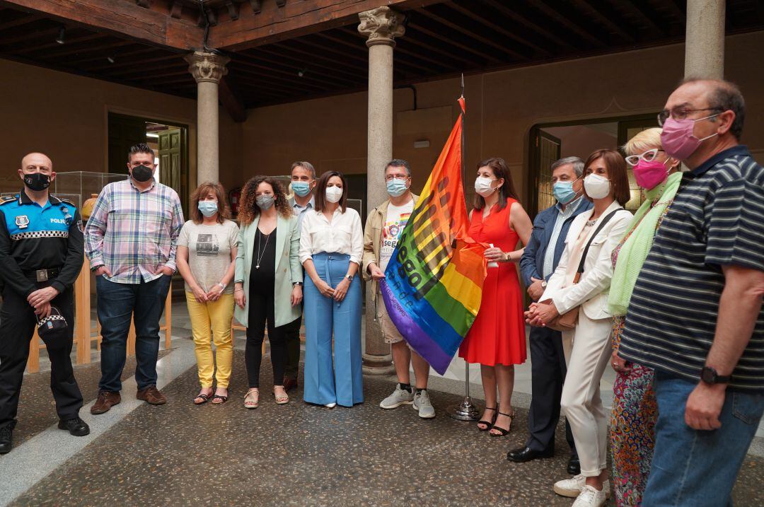 Los miembros de la corporación provincial muestran su apoyo al colectivo LGTBI+ Segoentiende de Segovia