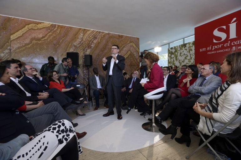 El exministro Jordi Sevilla (c), durante su intervención en la presentación del &quot;gobierno del cambio&quot;, que el secretario general y candidato del PSOE a presidencia del Gobierno, Pedro Sánchez (2i), ha realizado en Barcelona