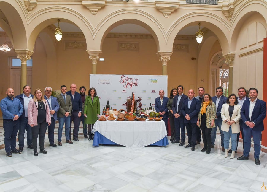 Alcaldes y alcaldesas junto al presidente de la Diputación, Jose Manuel Caballero tras la presentación de &quot;Sabores del Quijote&quot;