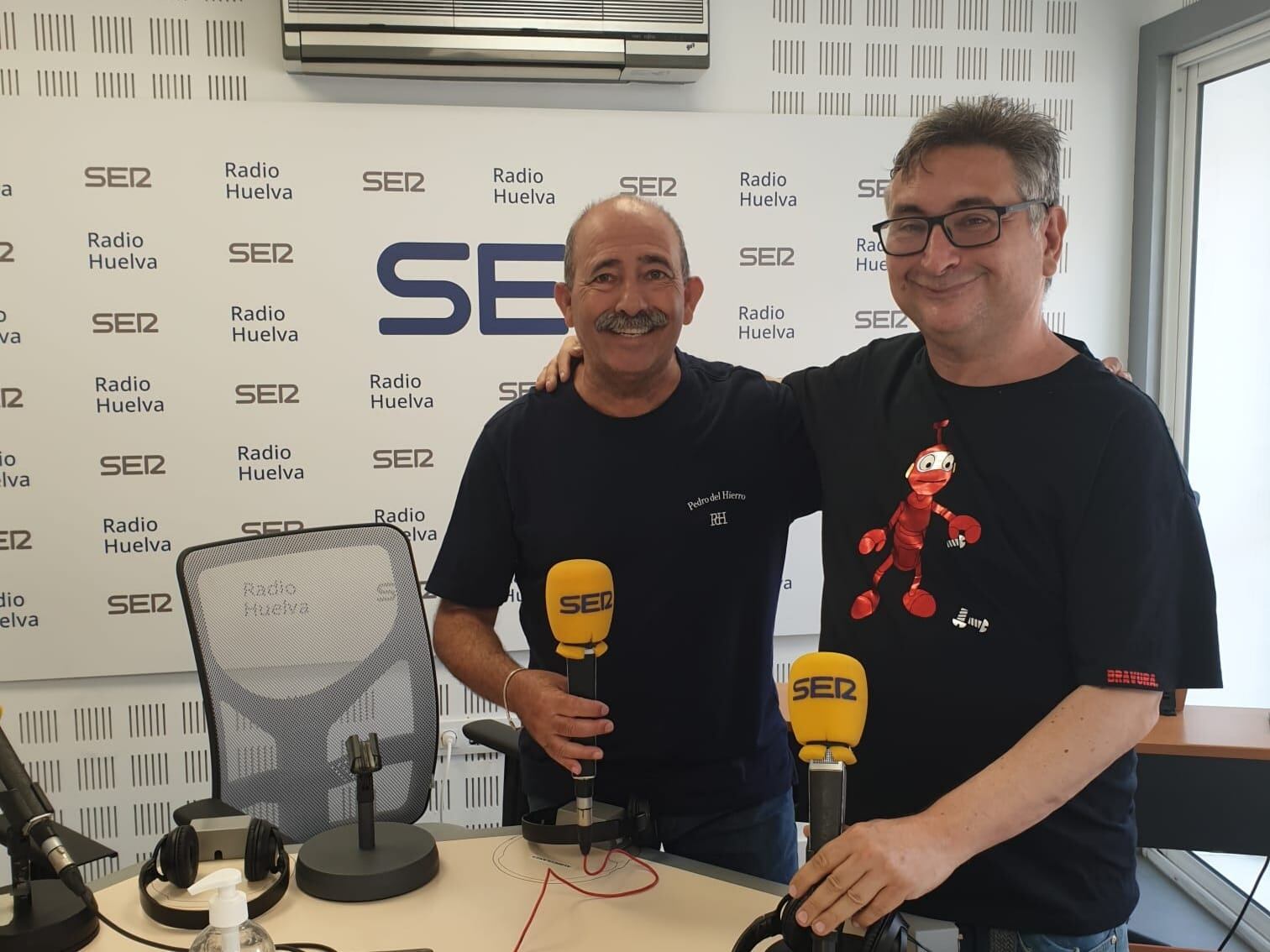 Gerardo Macías, viñetista y humorista grráfico onubense junto a Antonio García ex director de la Escuela de Arte León Ortega de Huelva