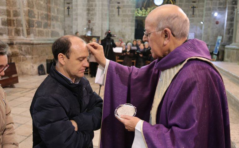El arzobispo de Valladolid, Ricardo Blázquez, impone la ceniza a un feligrés