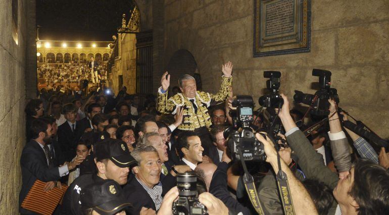 El matador Juan Antonio Ruiz &#039;Espartaco&#039;, que se ha cortado la coleta, sale a hombros de la Plaza de la Maestranza de Sevilla.