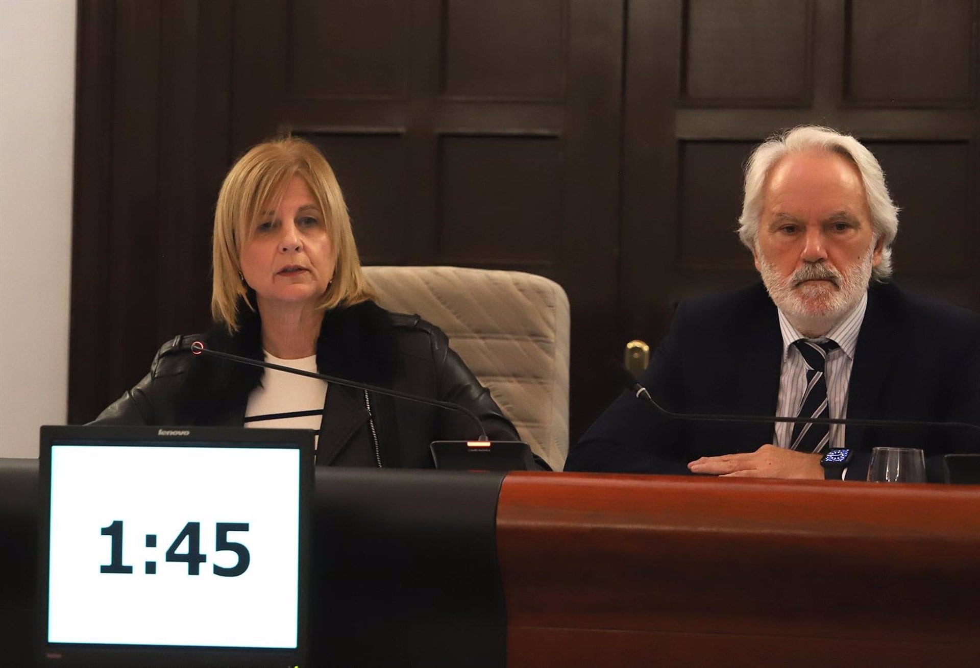 La alcaldesa de Jerez, María José García-Pelayo, y el primer teniente de alcaldesa, Agustín Muñoz, en el Pleno municipal en el Ayuntamiento