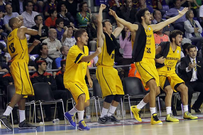 Los jugadores del Herbalife Gran Canaria celebran el final de partido frente al FC Barcelona Regal, tras vencer 73 a 70 en el encuentro