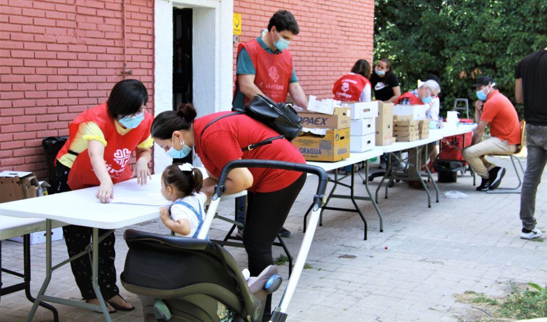 Voluntarios de Cáritas en uno de los centros de Alcalá de Henares. 