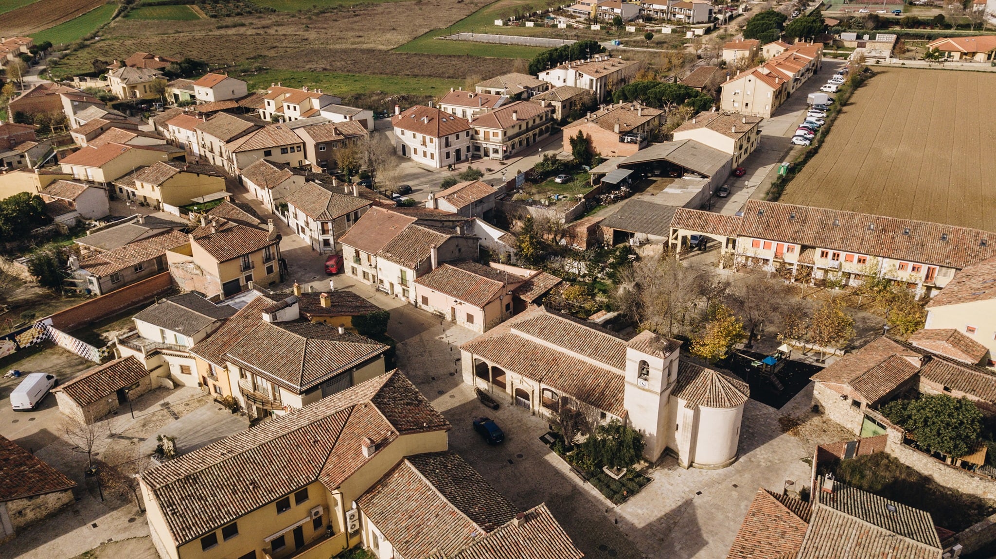 El equipamiento consiste en una furgoneta para servicios municipales, material informático para el consistorio y un renovado mobiliario urbano por valor de más de 72.000 euros