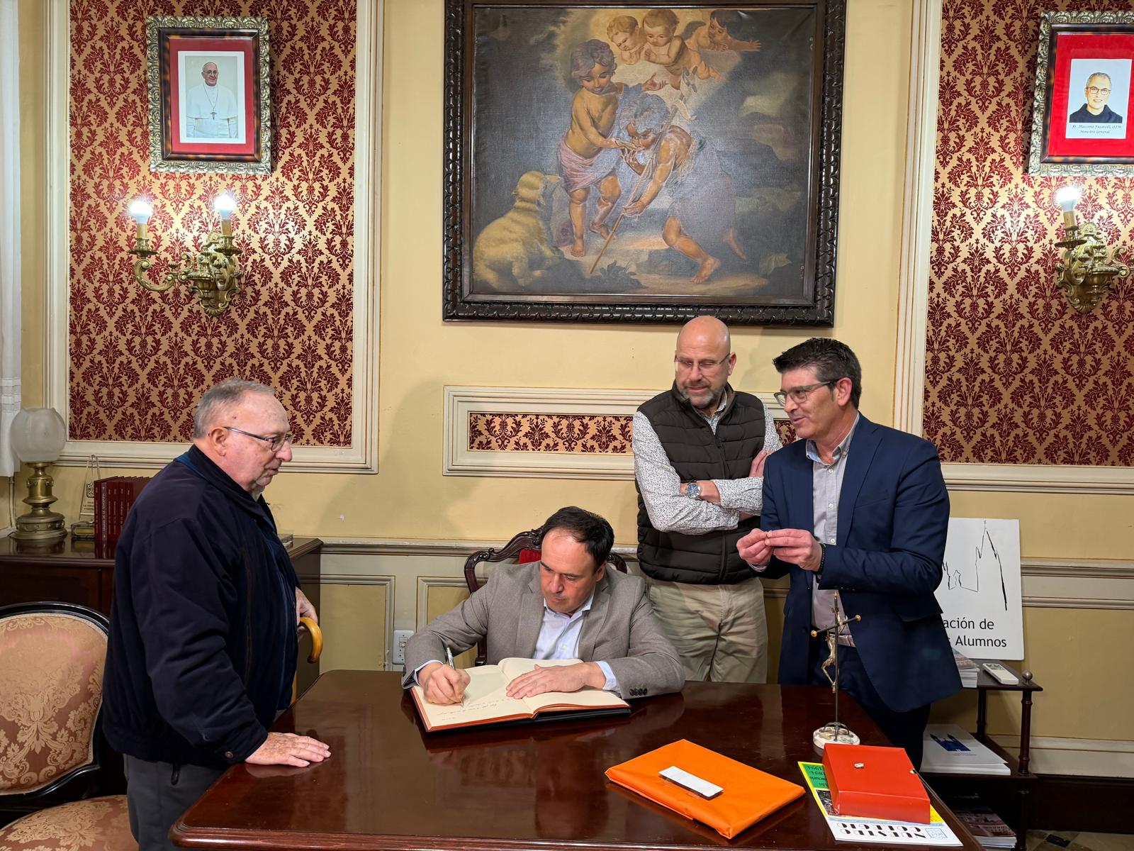 Pérez Llorca firma al libro de honor