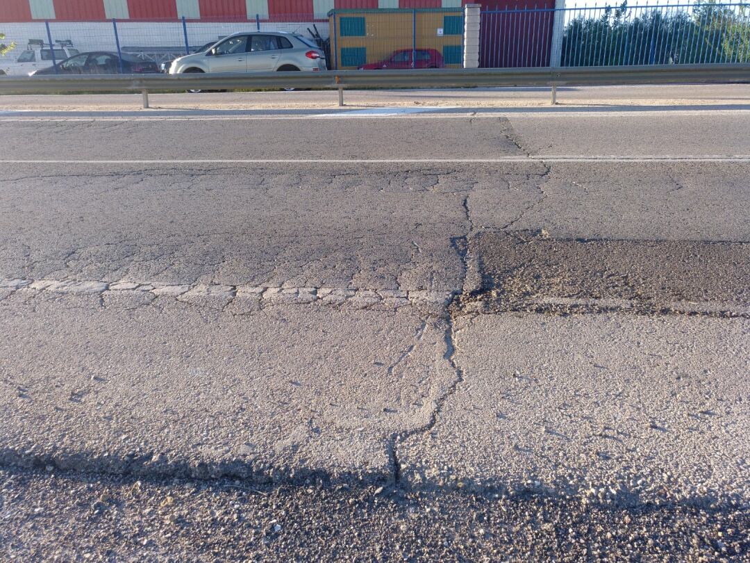 El estado del firme en la carretera N-322, es pésimo en muchos tramos como el de la travesía de Villacarrillo, con gran intensidad de tráfico a diario